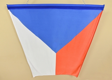 Česká vlajka orientovaná vertikálně (na výšku) pro vyvěšení s provlečeným ráhnem.
