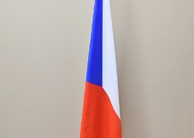 Set: dřevěná žerď, nerezový stojan s textem hymny, vlajka ČR 150 × 100 cm.
