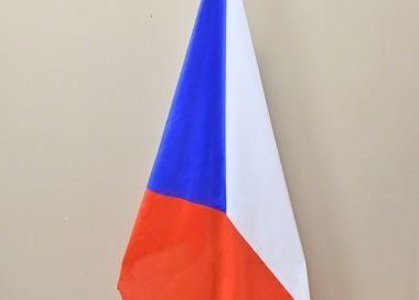 Set: dřevěná žerď, nerezový stojan s textem hymny, vlajka ČR 150 × 100 cm, 2D vlajkový výztužník.