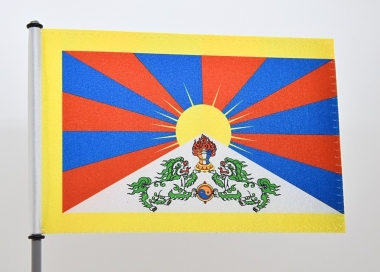 Tištěná saténová stolní vlaječka Tibetu.