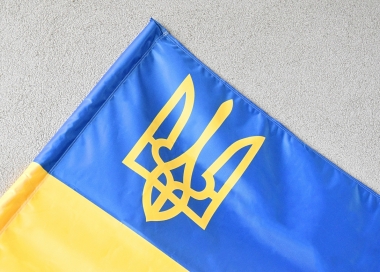 Tištěná venkovní státní vlajka Ukrajiny se státním znakem (trojzubcem)