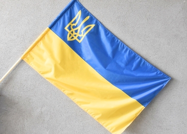 Státní vlajka Ukrajina se státním znakem Ukrajiny (trojzubcem)