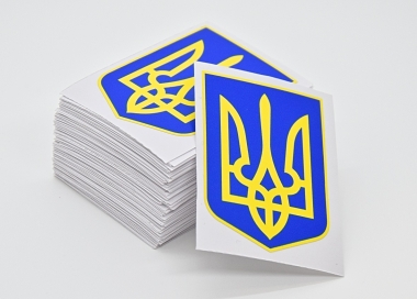 Kvalitní samolepky státního znaku Ukrajiny se zlatým trojzubcem na modrém štítě se zlatým lemováním. 