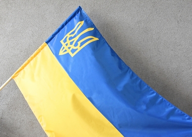 Ukrajinská vlajka se státním znakem Ukrajiny (trojzubcem)