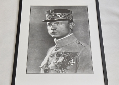 Dobová černobílá fotografie Milana Rastislava Štefánika v uniformě.