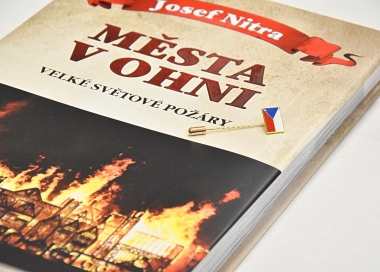 Kniha s hasičskou tématikou, dárek - odznak s vlaječkou ČR