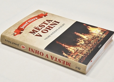 Kniha - Města v ohni s podtitulem „Velké světové požáry"
