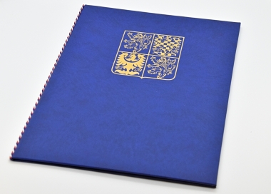 Obřadní desky se státním znakem a trikolórou - tmavě modrá barva.