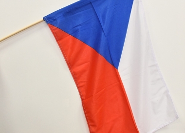 Výhodný komplet – mávací dřevěná tyč o délce 70 cm s vlajkou ČR o velikosti 60 × 40 cm.