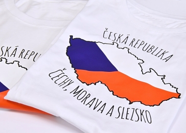Tričko s ústředním motivem vlajky České republiky, která je stylizována do mapy ČR.