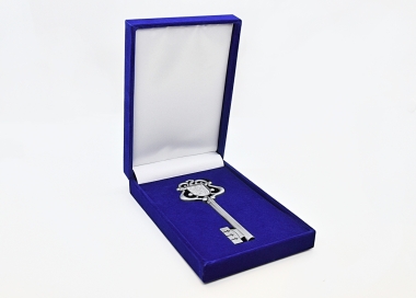 Pamětní klíč se znakem v reprezentativní modré sametové krabičce.