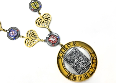 Závěsný odznak pro starosty zlatostříbrný se zdobným řetězem s heraldickými znaky