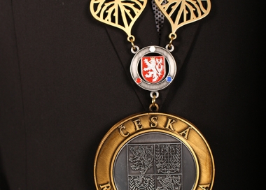 Závěsný odznak pro starosty zlatostříbrný se zdobným řetězem, znak Čech