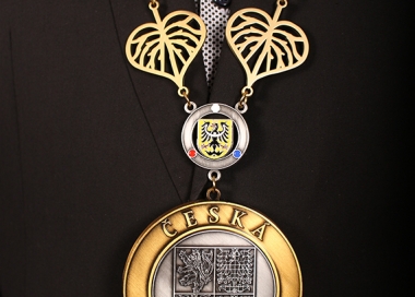 Závěsný odznak pro starosty zlatostříbrný se zdobným řetězem, znak Slezsko