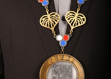 Závěsný odznak pro starosty zlatostříbrný se zdobným řetězem s trikolorovými trojlístky