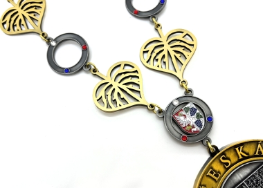Závěsný odznak pro starosty zlatostříbrný se zdobným řetězem s vlastním heraldickým znakem obce/města