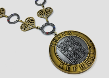 Závěsný odznak pro starosty zlatostříbrný se zdobným řetězem s trikolorovými kameny