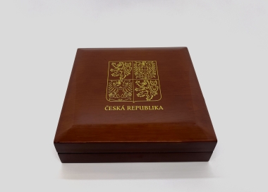 Elegantní dřevěný box na starostenskou insignii se zlatým potiskem