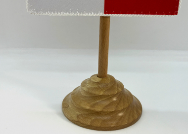 Dřevěný stojánek se špičkou na stolní vlaječky
