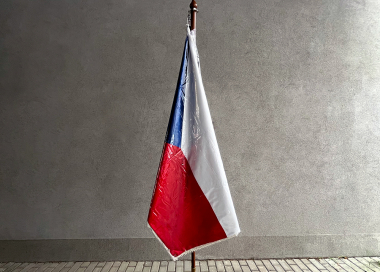 Pláštěnka na slavnostní vyšívanou vlajku nebo prapor