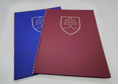 Obřadní desky se státním znakem SR a trikolórou