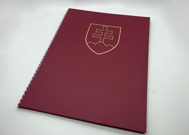 Obřadní desky se státním znakem SR a trikolórou, vínové