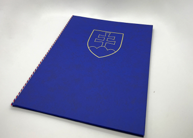 Obřadní desky se státním znakem SR a trikolórou, modré