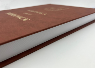 Kronika se znakem a názvem obce, městyse, města v pouzdře