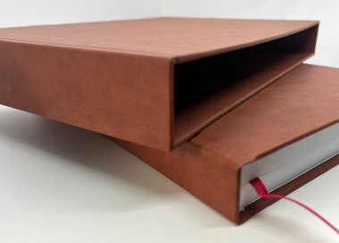 Kronika se znakem a názvem obce, městyse, města a pouzdro