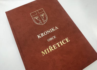 Kronika se znakem a názvem obce, městyse, města se zlatým potiskem