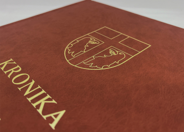 Kronika se znakem a názvem obce, městyse, města se zlatým potiskem