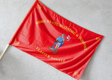 Vlajka se sv. Floriánem (100 × 150 cm) s tunýlkem na zavěšení