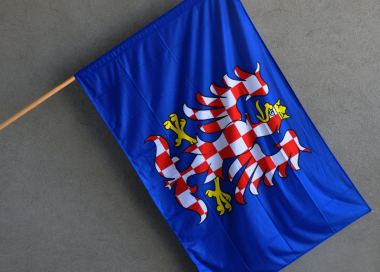 Vlajka 100 × 150 cm s tunýlkem na zavěšení