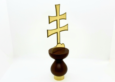 Hlavice žerdi se slovenským dvojramenným křížem