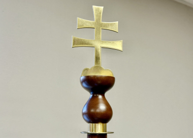 Hlavice žerdi se slovenským dvojramenným křížem