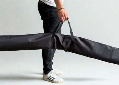 Přepravní obal na mobilní hliníkový stožár (teleskopický) – ukázka při nošení