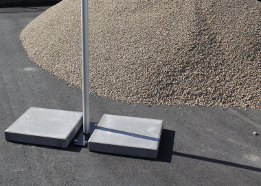 Podstavec k mobilnímu stožáru s betonovými dlaždicemi