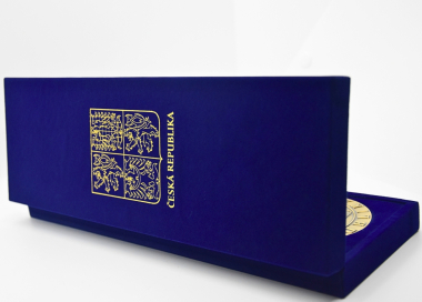 Reprezentativní podlouhlá sametová krabička s velkým státním znakem a nápisem Česká republika