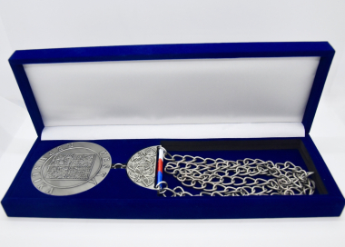 Insignie pro starosty s řetízkem a trikolórou ČR, starostříbro.