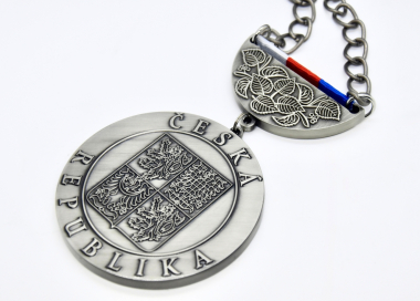 Detail závěsného odznaku pro starosty s řetízkem a státními barvami, starostříbro.