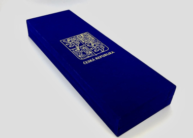 Reprezentativní podlouhlá sametová krabička.