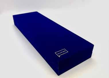 Detail zadní strany podlouhlé krabičky. 