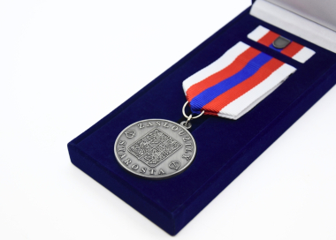 Detail záslužné medaile „Zasloužilý starosta“ starostenská v reprezentativní sametové krabičce