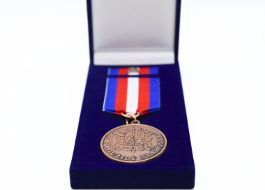 Záslužná medaile „Zasloužilý starosta“ hasičská v reprezentativní sametové krabičce