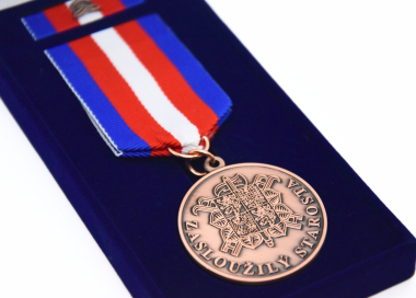 Detail záslužné medaile „Zasloužilý starosta“ hasičské v reprezentativní sametové krabičce
