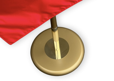 Detail kruhové kovové podstavy stojanu ve zlatém provedení, zajišťující stabilitu a reprezentativní vzhled při interiérovém použití.