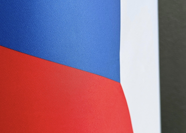 Detail dvouvrstvého textilního materiálu s integrovanou blockout vrstvou zajišťující neprůsvitnost vlajky.