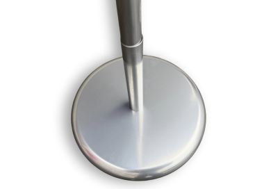 Detail kruhové kovové podstavy stojanu ve stříbrném provedení, zajišťující stabilitu a reprezentativní vzhled při interiérovém použití.