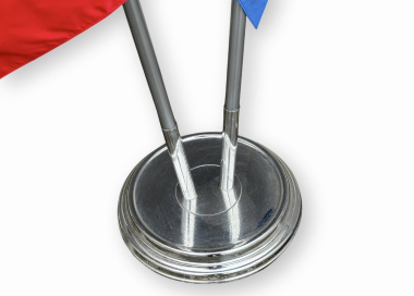 Detail kruhové kovové podstavy stojanu ve stříbrném provedení, zajišťující stabilitu a reprezentativní vzhled při interiérovém použití.