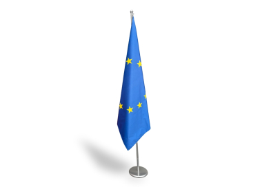 Interiérová tištěná vlajka Evropské unie umístěná na stojanu.
